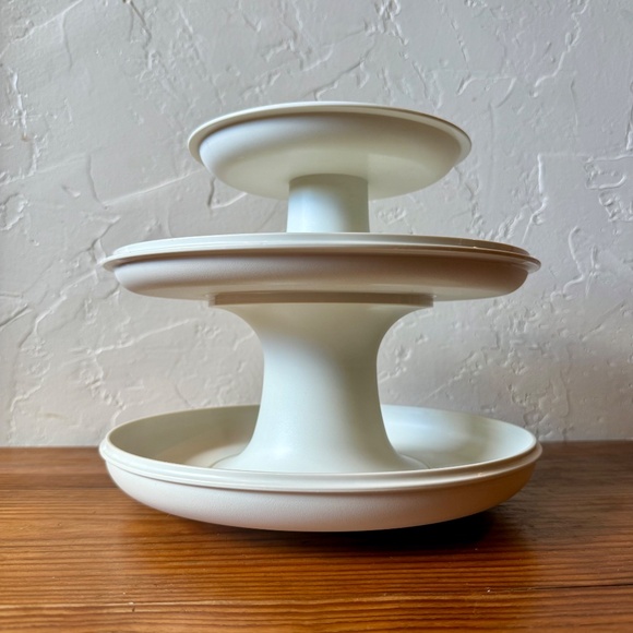 Vintage Tupperware 3-Tier Pedestal Stand – Modular Cake and Serving Display - Picture 6 of 15